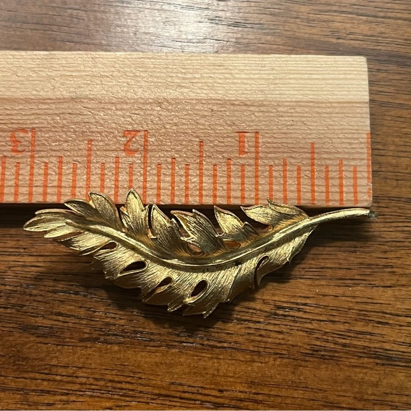 Vintage CORO 1961 Gold Tone Modernist LEAF BROOCH-NR - Picture 3 of 6